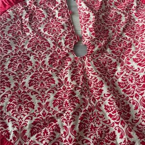 Red and Cream Damask Patterned tree skirt 🎄